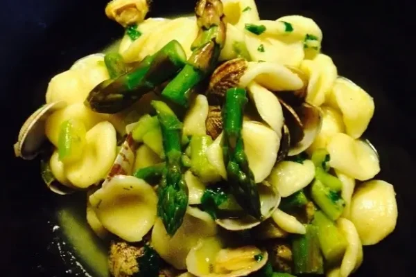 orecchiette-vongole-e-asparagi-croccanti