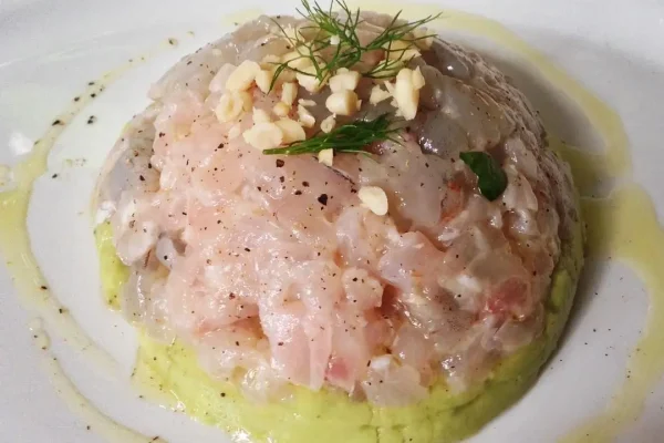 tartare-di-dentice-e-gamberoni-di-anzio-su-base-di-avocado-aromatizzato-al-basilico-granella-di-pinoli-e-finocchietto